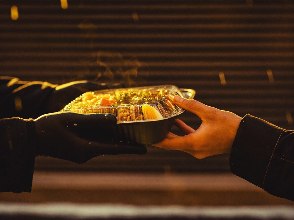 Un repas chaud remis en mains propres dans la rue