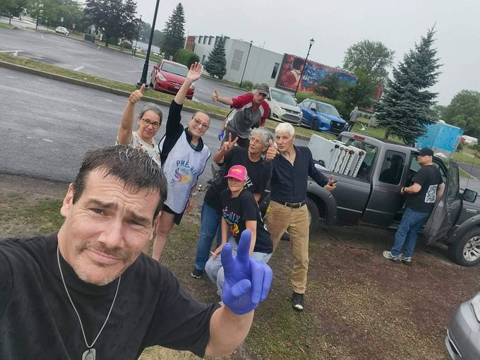 L'équipe bénévole de Phé-Nix devant le pick-up, avant une distribution