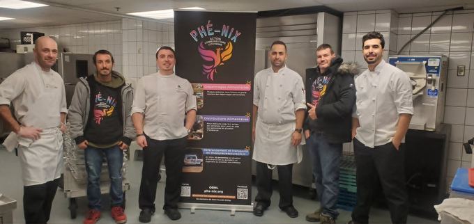 La brigade de cuisine partenaire devant la bannière de Phé-Nix
