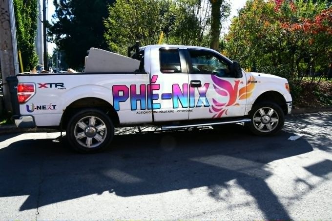 Le pick-up de Phé-Nix chargé, prêt pour la tournée