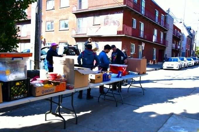 Table de distribution installée sur un trottoir de Montréal
